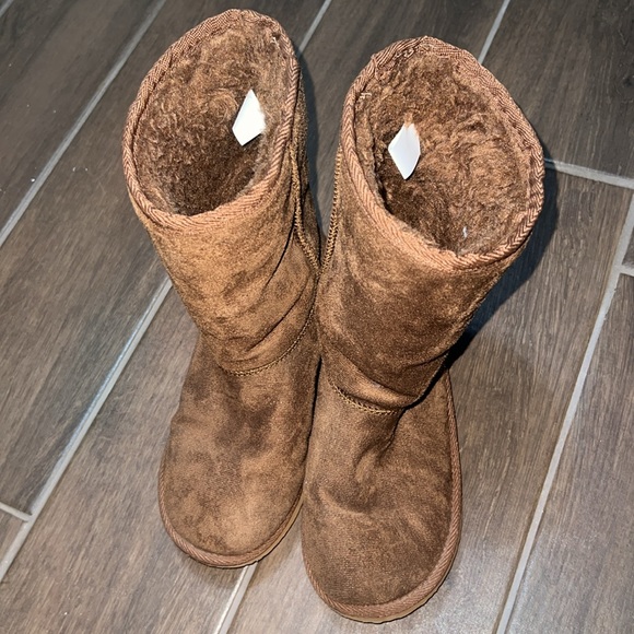 Uggs - Picture 2 of 3